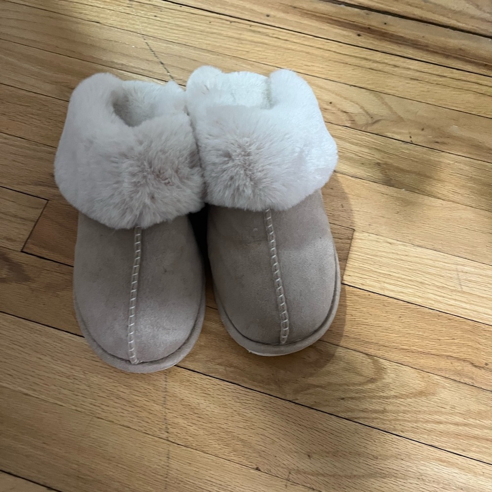 Cozy Women's Tan/ White Fur-Lined Slippers only worn a few times around house
